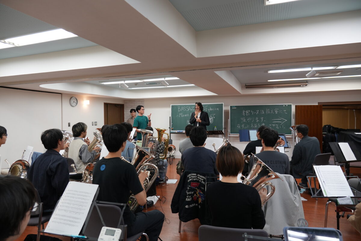 ユーフォニアムを持つ受講生が並び、前方で講師が説明する講習会の様子。